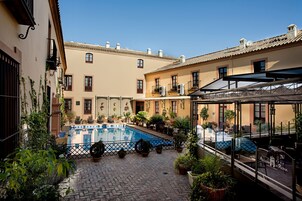 Una piscina al aire libre de temporada