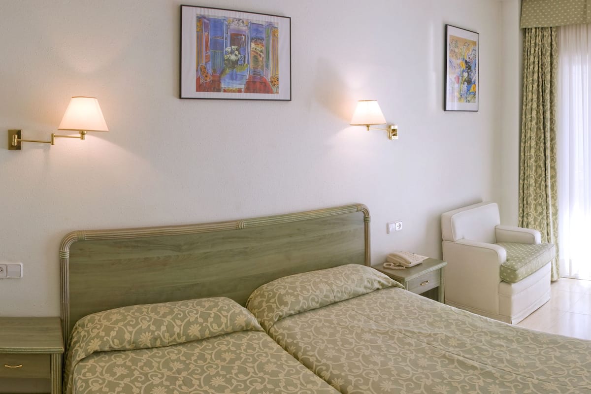 Cunas, wifi gratis y ropa de cama
