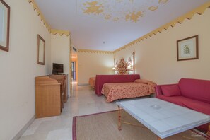 Minibar, in-room safe, desk, blackout curtains - Hotel Las Batuecas (La Alberca)