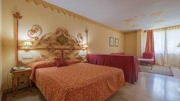 Minibar, caixa forta a l'habitació, escriptori i cortines opaques