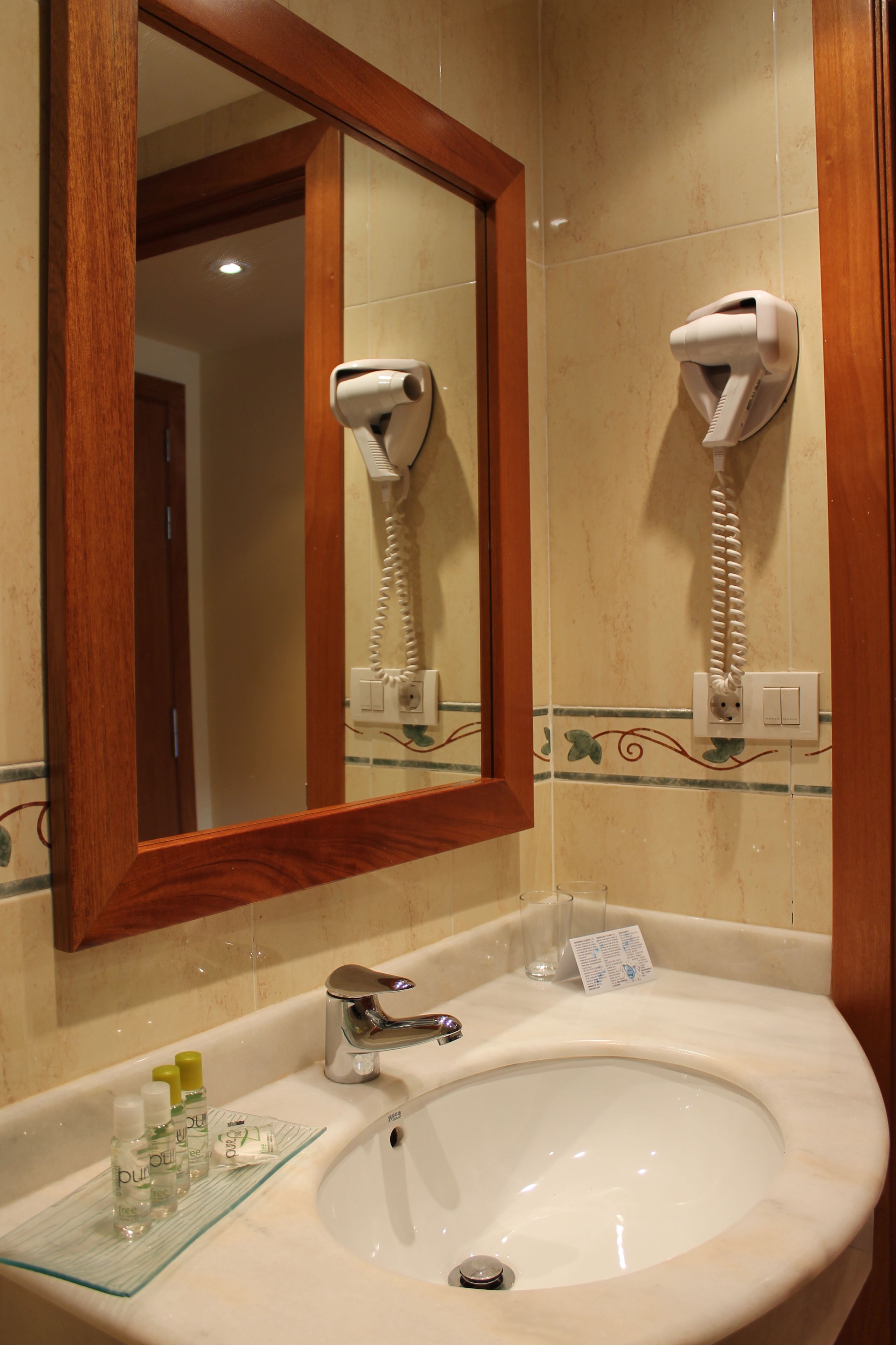 double room | bathroom | combined shower/bathtub, deep-soaking bathtub, free toiletries