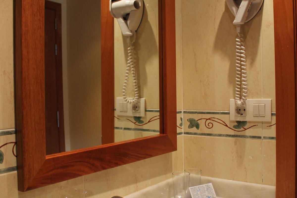 double room | bathroom | combined shower/bathtub, deep-soaking bathtub, free toiletries