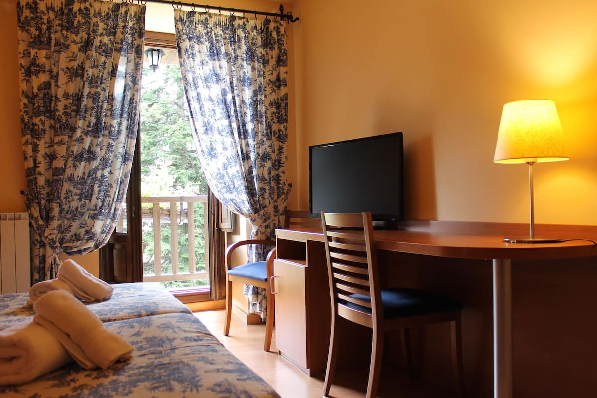 Chambre Double | Coin séjour | TV connectée