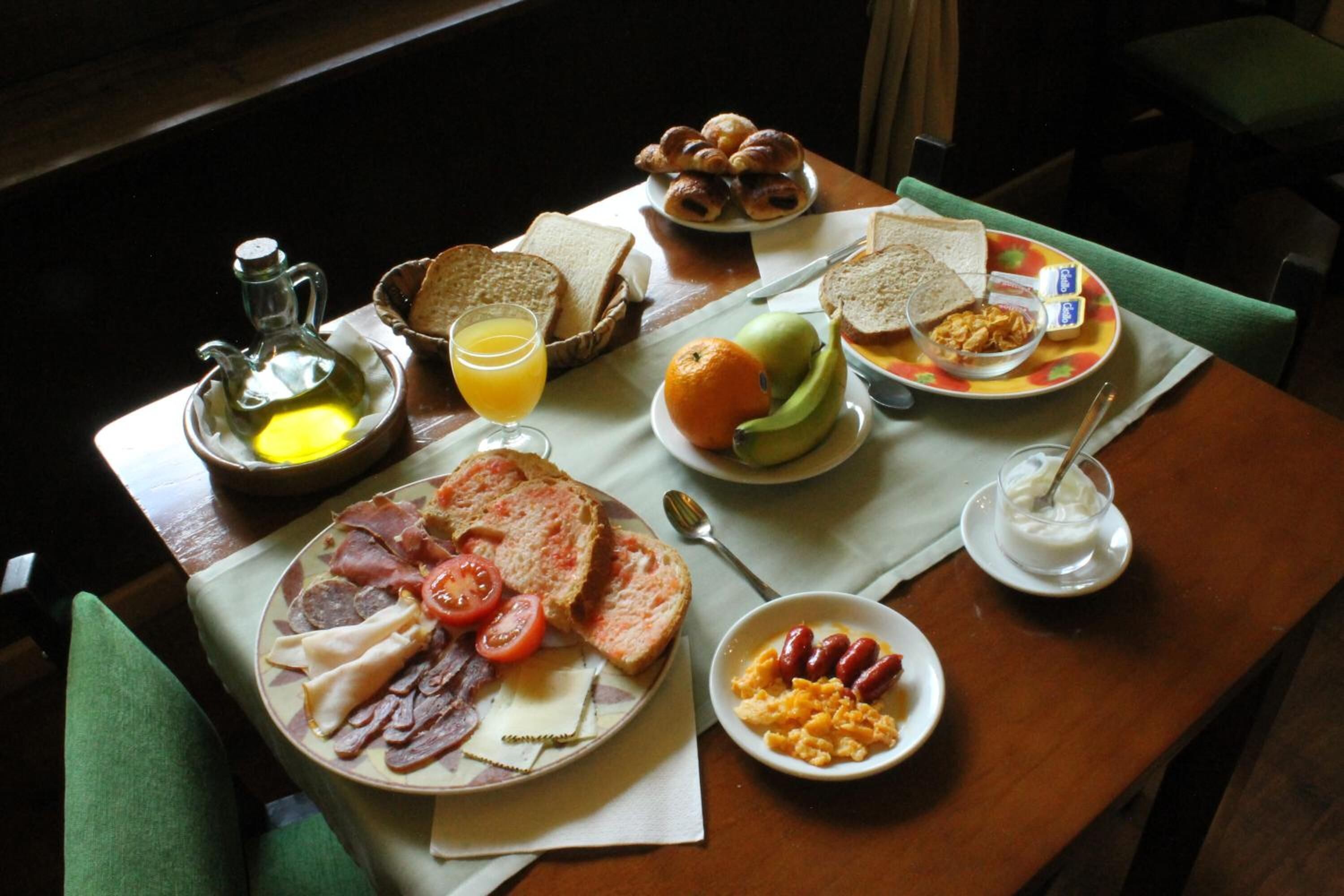 lunch and dinner served, international cuisine