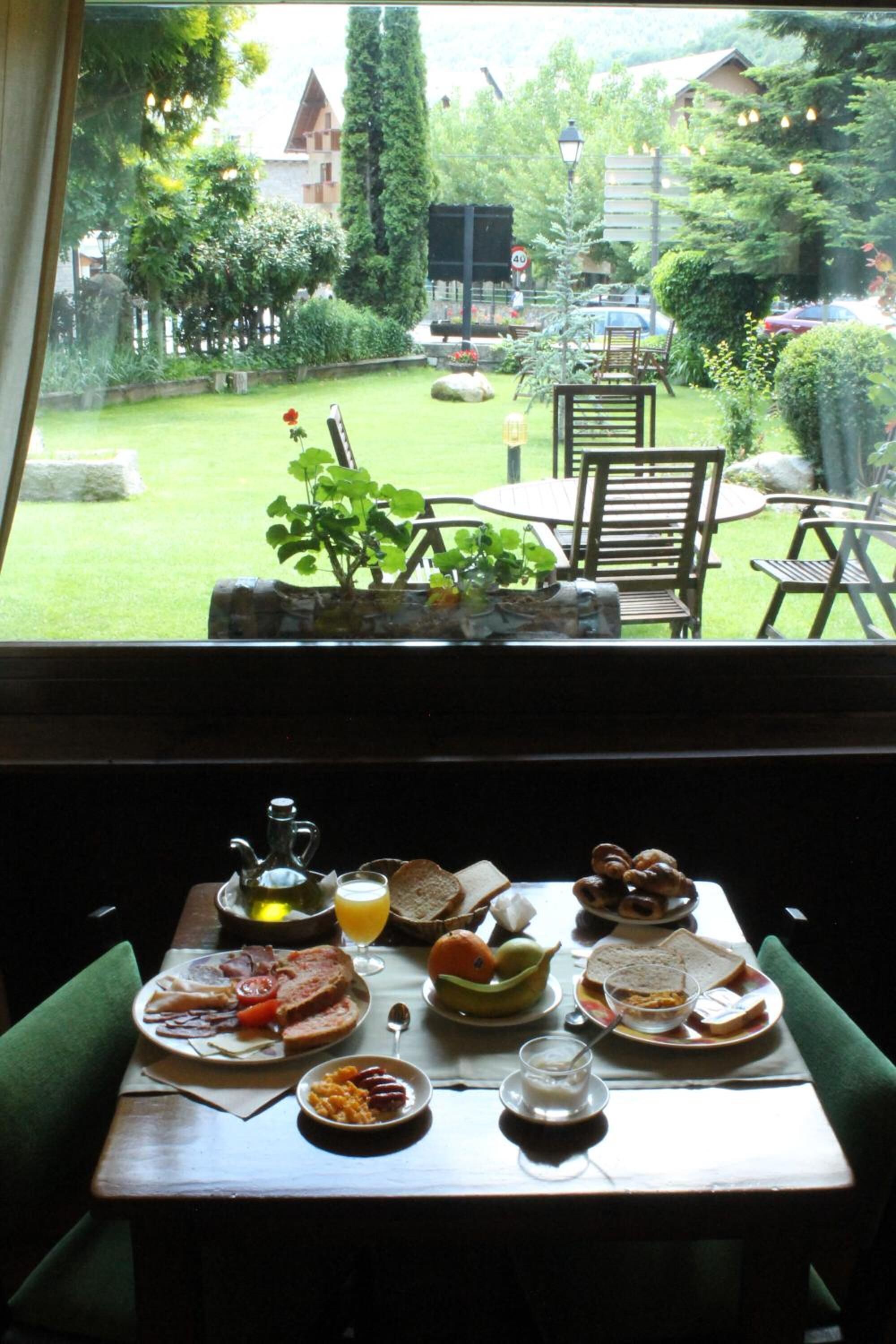 lunch and dinner served, international cuisine