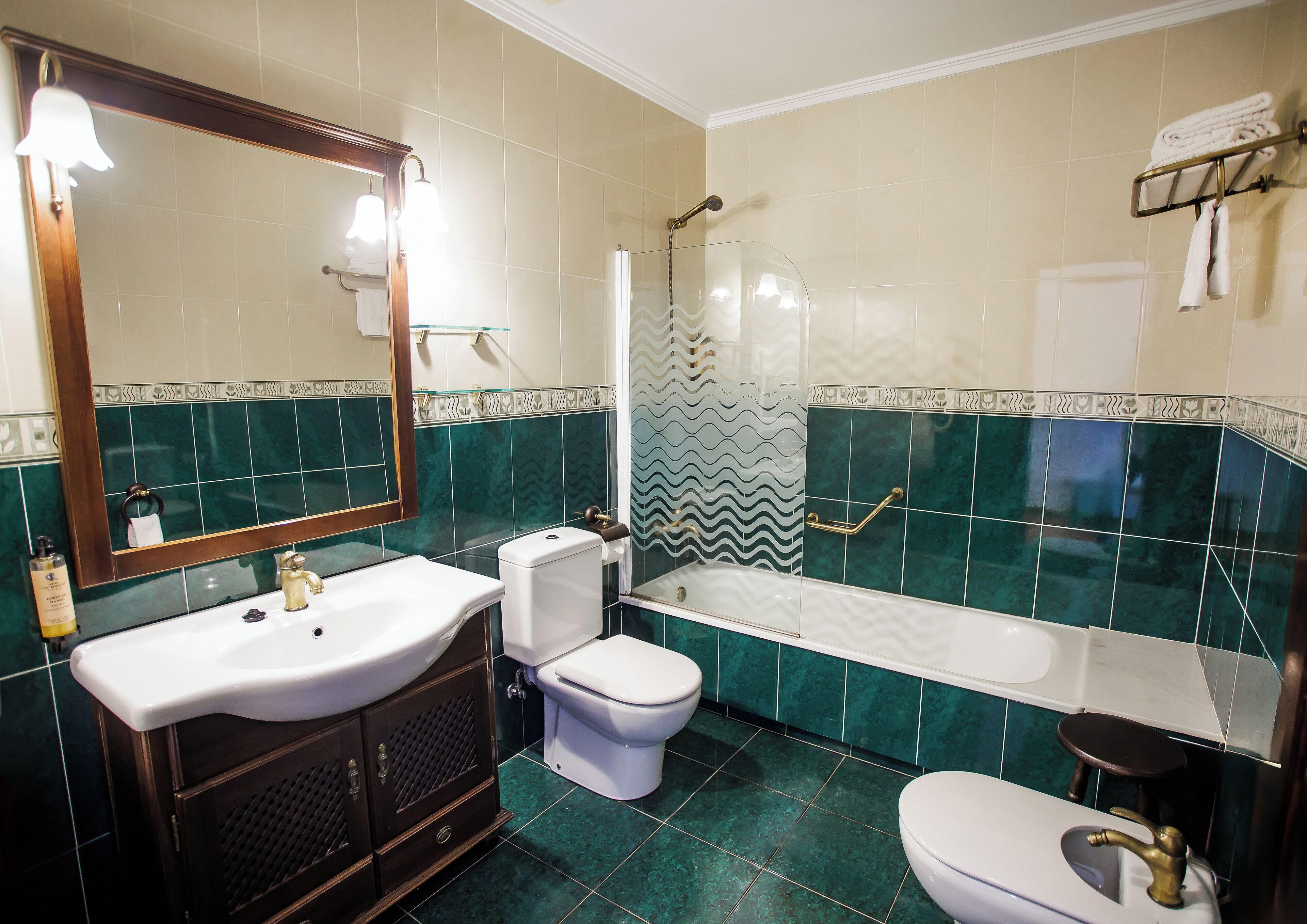 twin room | bathroom | hair dryer, towels, shampoo, toilet paper