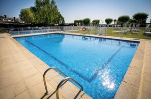 Seasonal outdoor pool, open noon to 8:00 PM, pool umbrellas - Hotel Conde Rodrigo II by eme hoteles (Ciudad Rodrigo)
