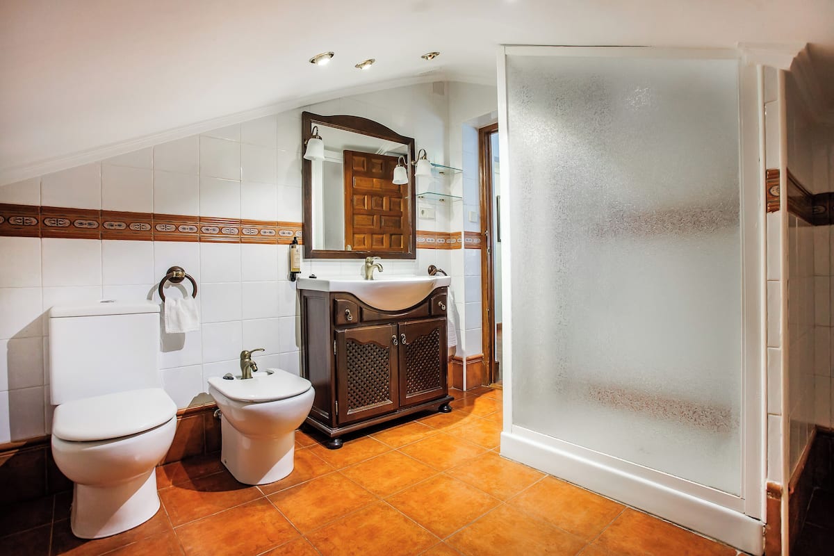 family quadruple room | bathroom | hair dryer, towels, shampoo, toilet paper