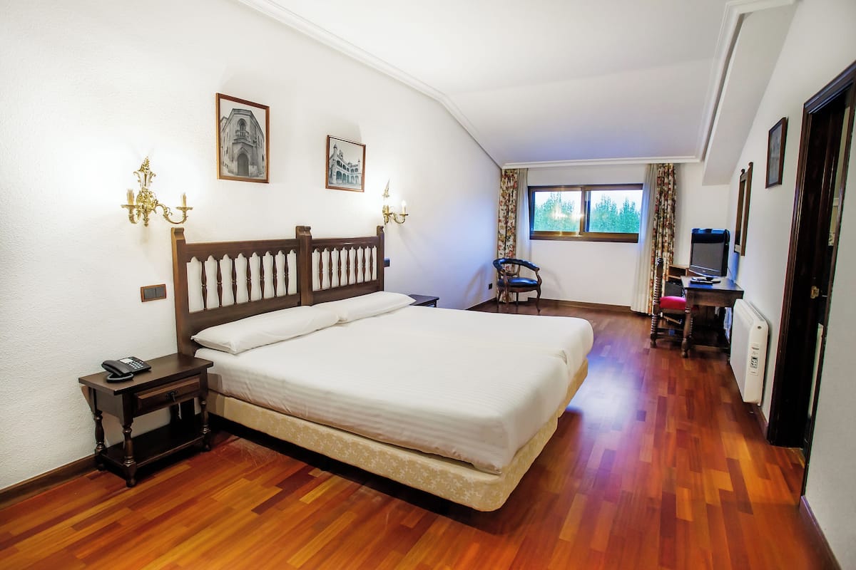 Basic Twin Room | 1 bedroom, minibar, in-room safe, desk