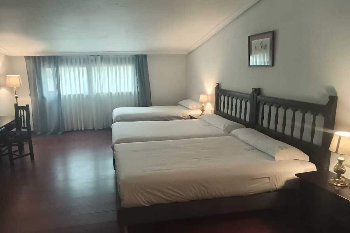 Habitación triple Deluxe | Minibar, caja fuerte, escritorio y wifi gratis