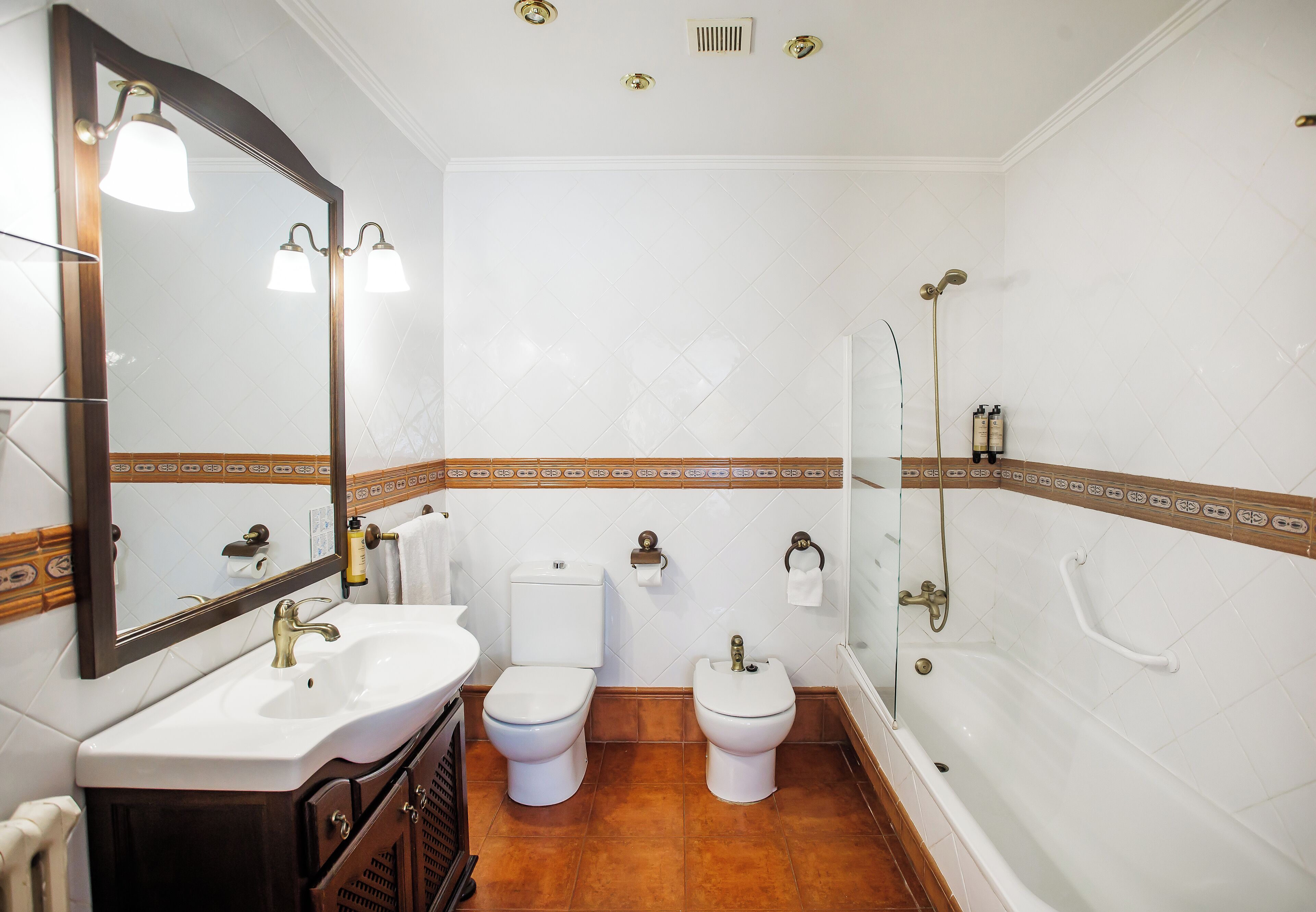 twin room | bathroom | hair dryer, towels, shampoo, toilet paper