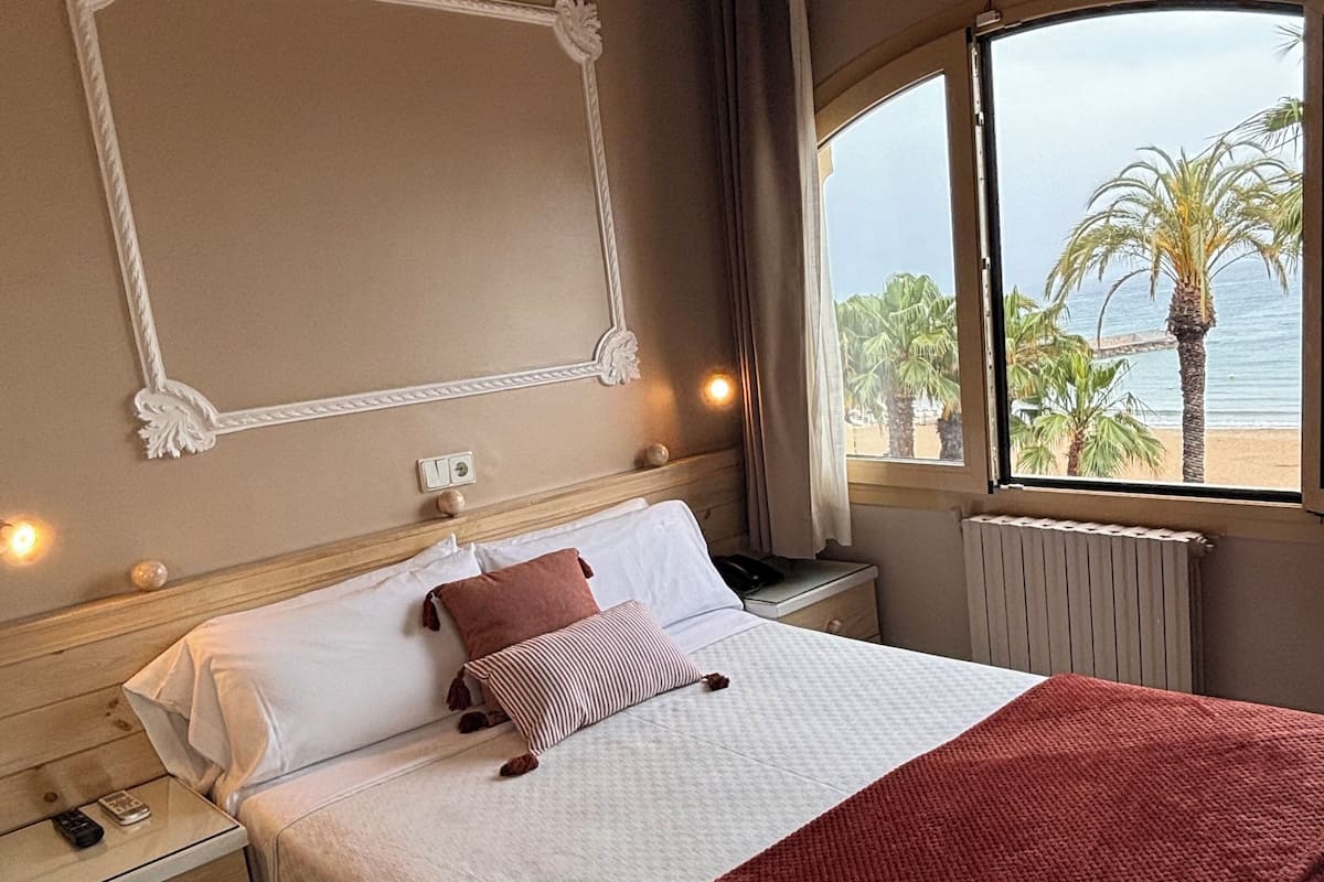 In-room safe, free WiFi, bed sheets