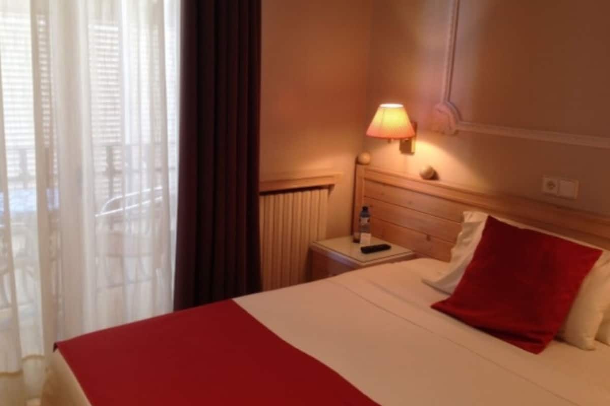 Small double room