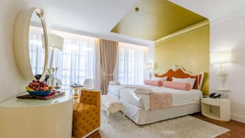Egy modern hálószoba, amelyben egy nagy ágy, egy éjjeliszemélyzet, egy szék és egy tükör található.