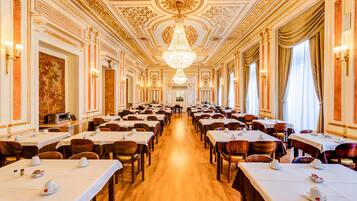 Petit déjeuner buffet servi tous les jours en supplément