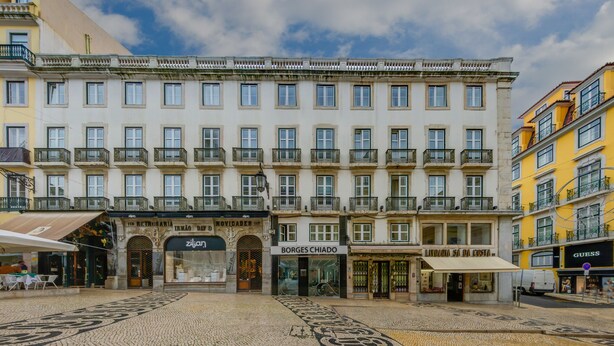 Un edificio de varios pisos con una tienda en la planta baja llamada 'Borges Chiado'.