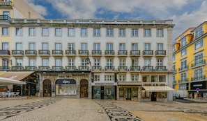 Un edificio de varios pisos con una tienda en la planta baja llamada 'Borges Chiado'.