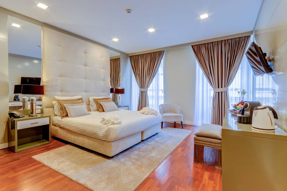 In-room safe, soundproofing, free WiFi, bed sheets