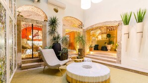 Un interior moderno con una mesa redonda, una silla y plantas en macetas.