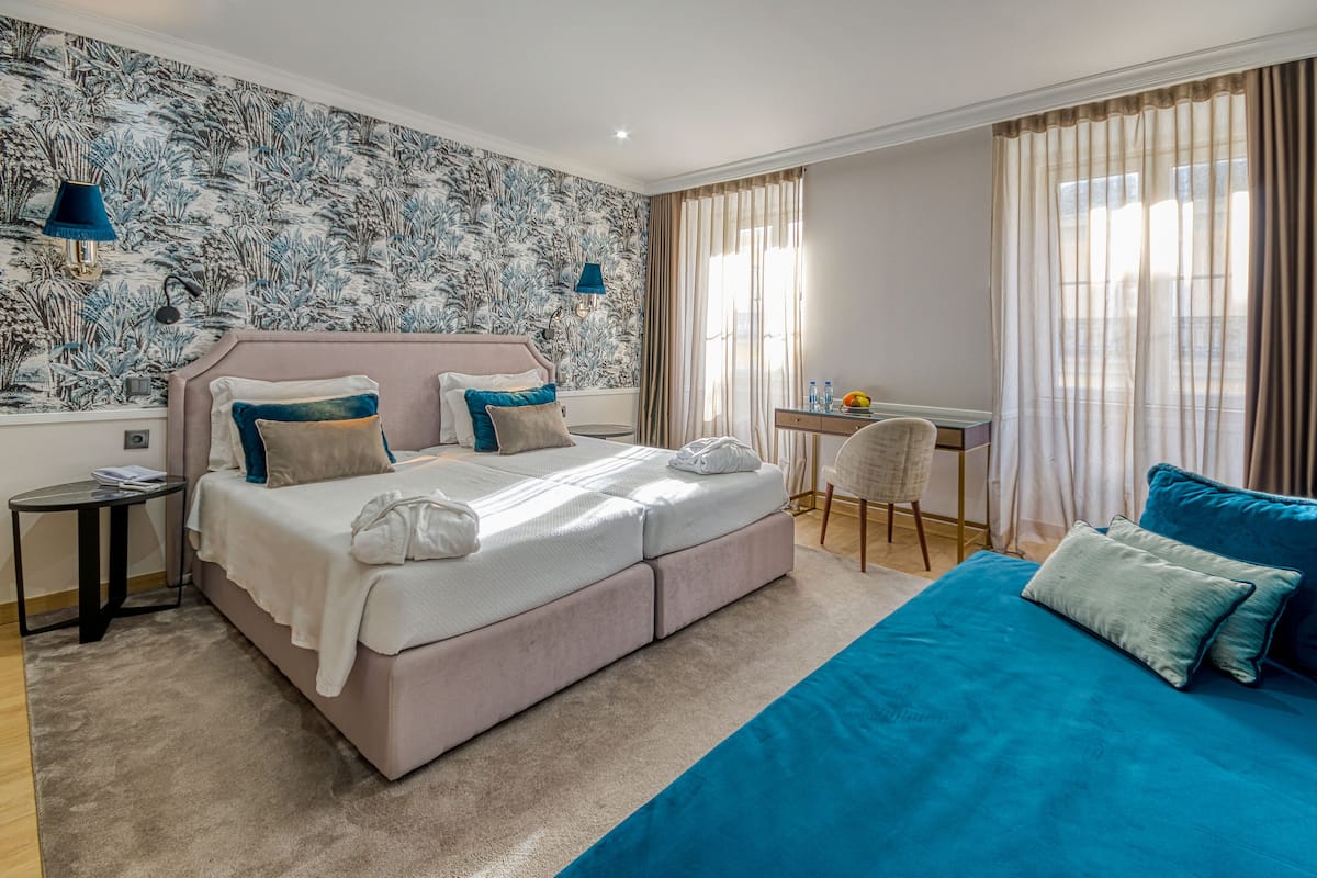Ein Schlafzimmer mit einem großen Bett, einem Schreibtisch und einem Stuhl.
