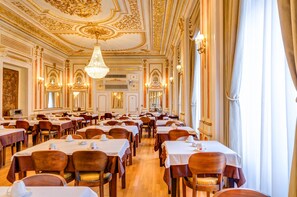 Tägliches Frühstücksbuffet gegen Gebühr