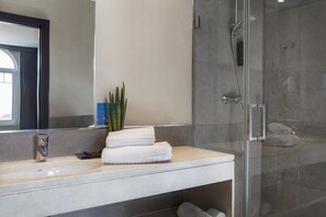 Dusche, kostenlose Toilettenartikel, Haartrockner, Handtücher