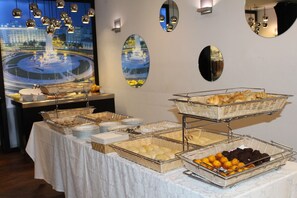 Se ofrece un desayuno bufé todos los días (por un coste adicional)