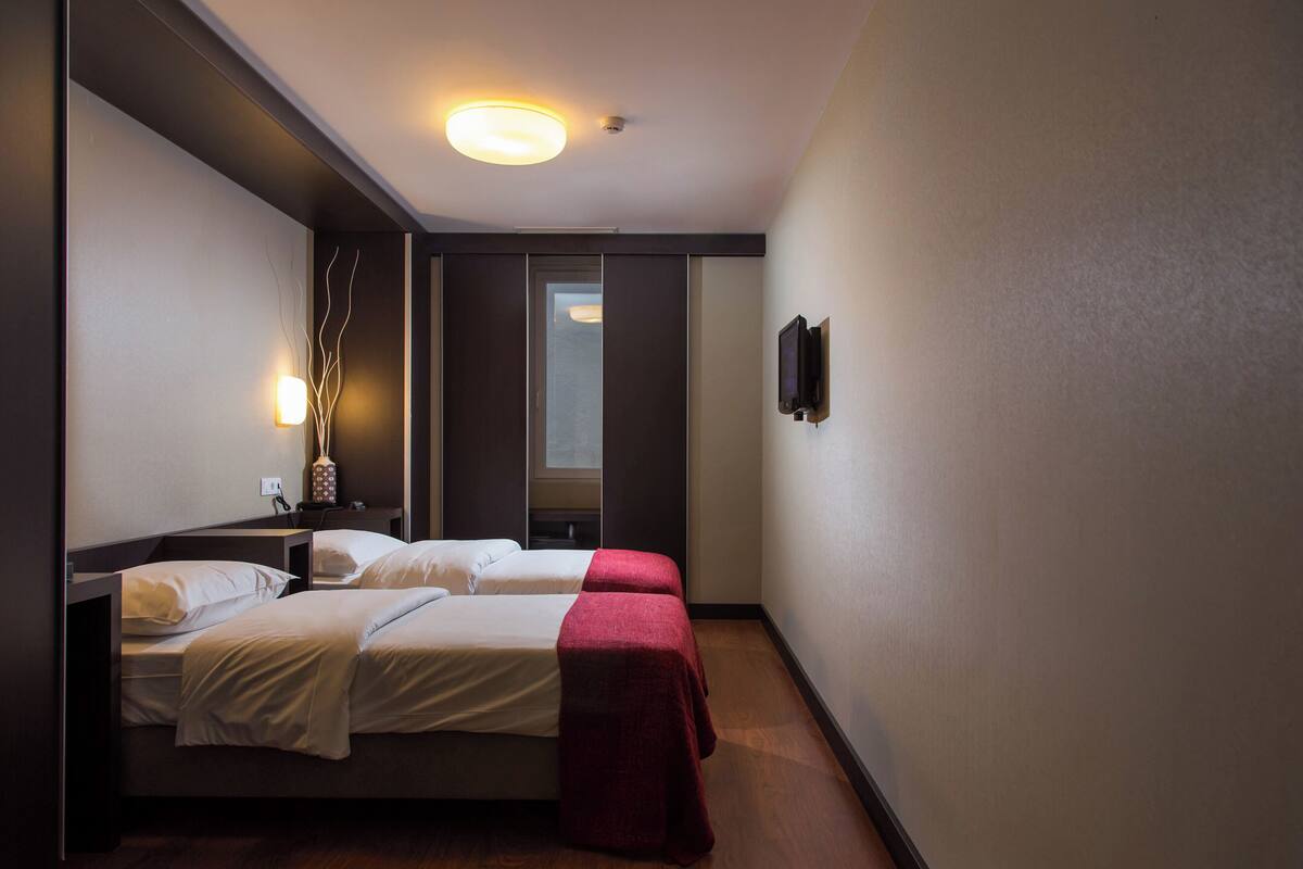 Minibar, Schreibtisch, Bügeleisen/Bügelbrett, Zustellbetten