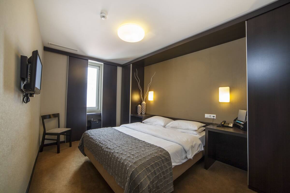 Minibar, Schreibtisch, Bügeleisen/Bügelbrett, Zustellbetten