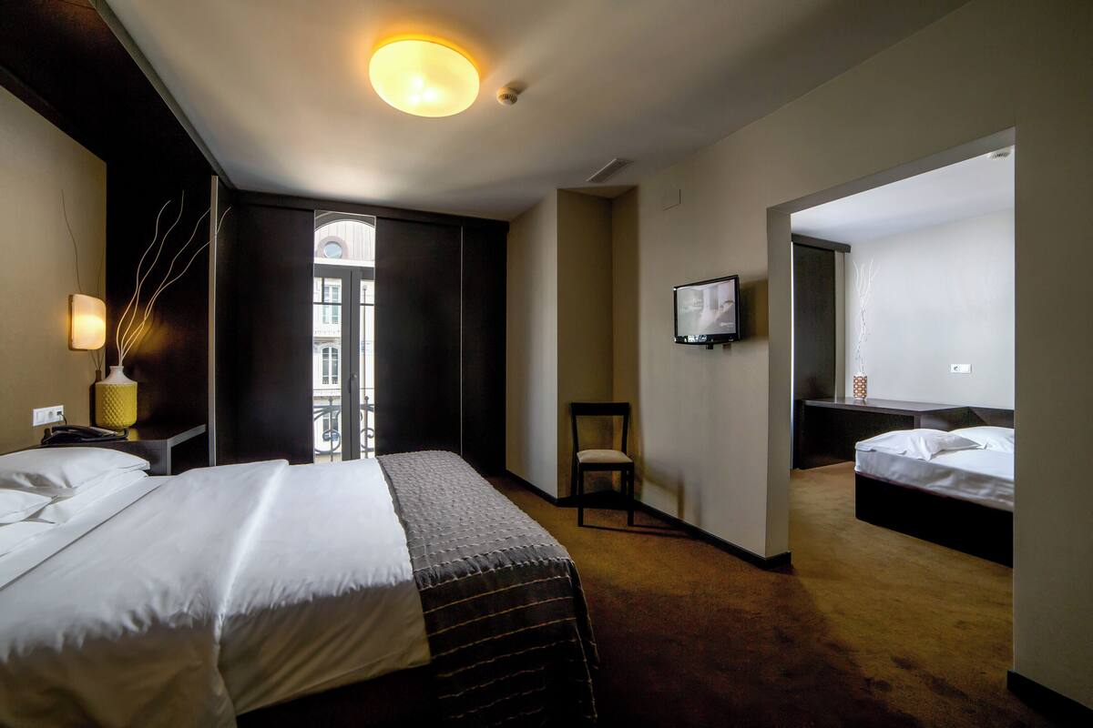 Chambre Familiale (2 Adults + 2 Children) | Minibar, bureau, fer et planche à repasser, lits pliants/supplémentaires