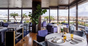 2 restaurants, lunch served