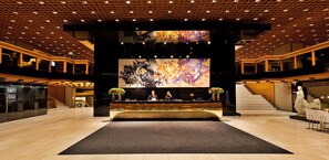 2 bars/lounges