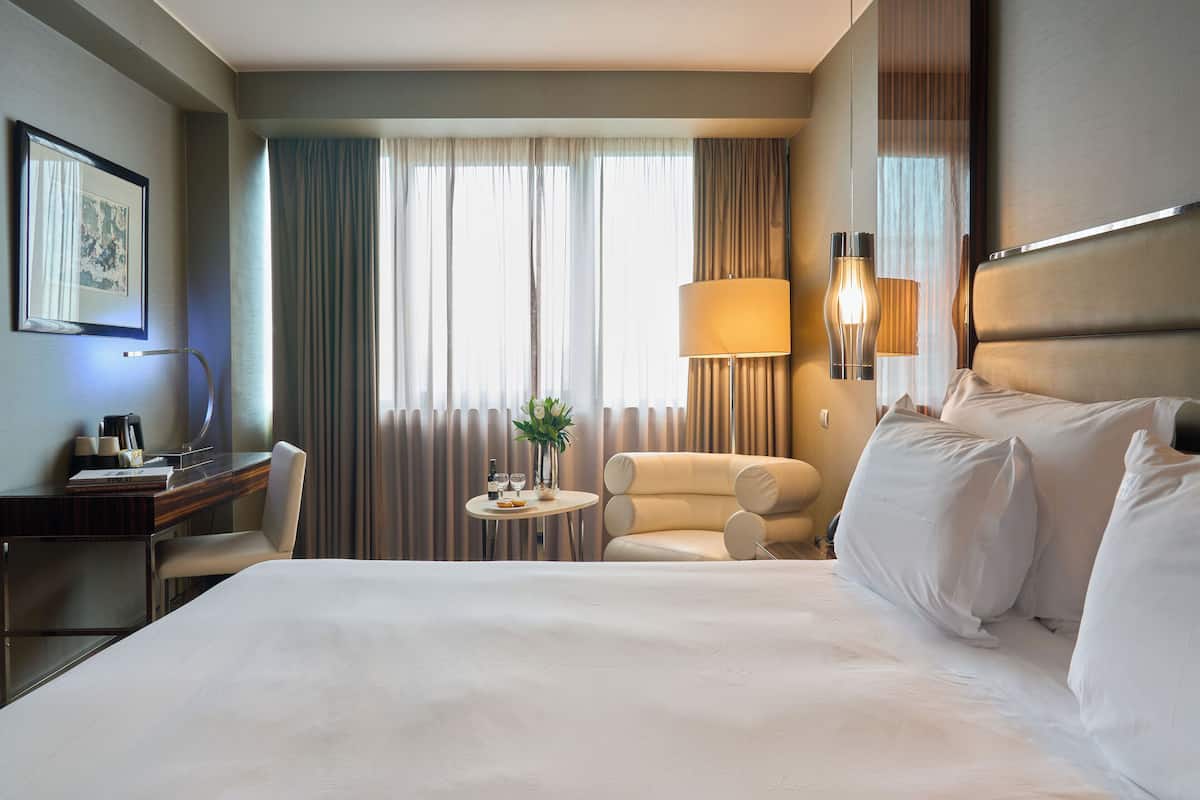 Minibar, Zimmersafe, Schreibtisch, Verdunkelungsvorhänge