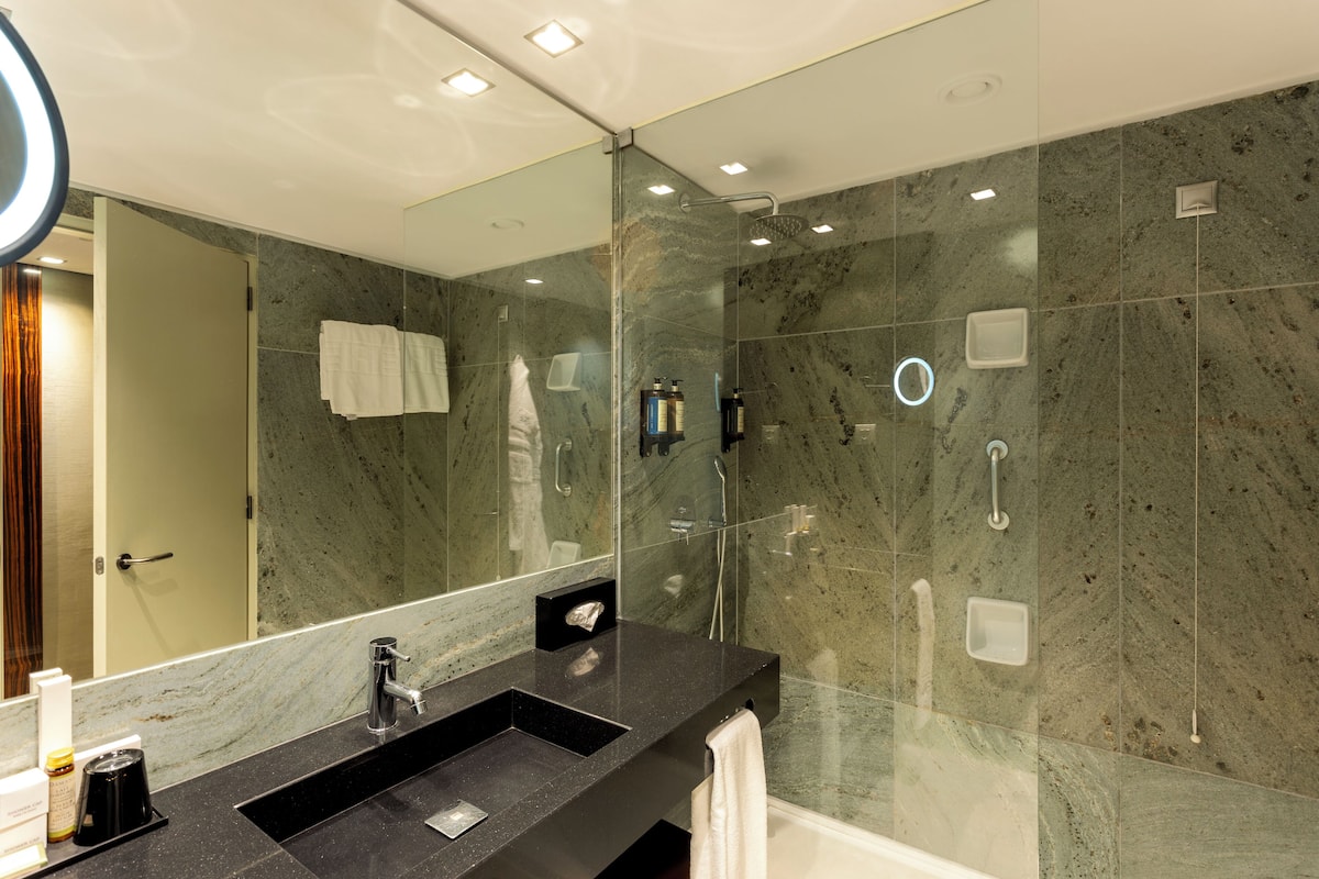 Regadera, amenidades de baño de diseñador, secadora de cabello, batas