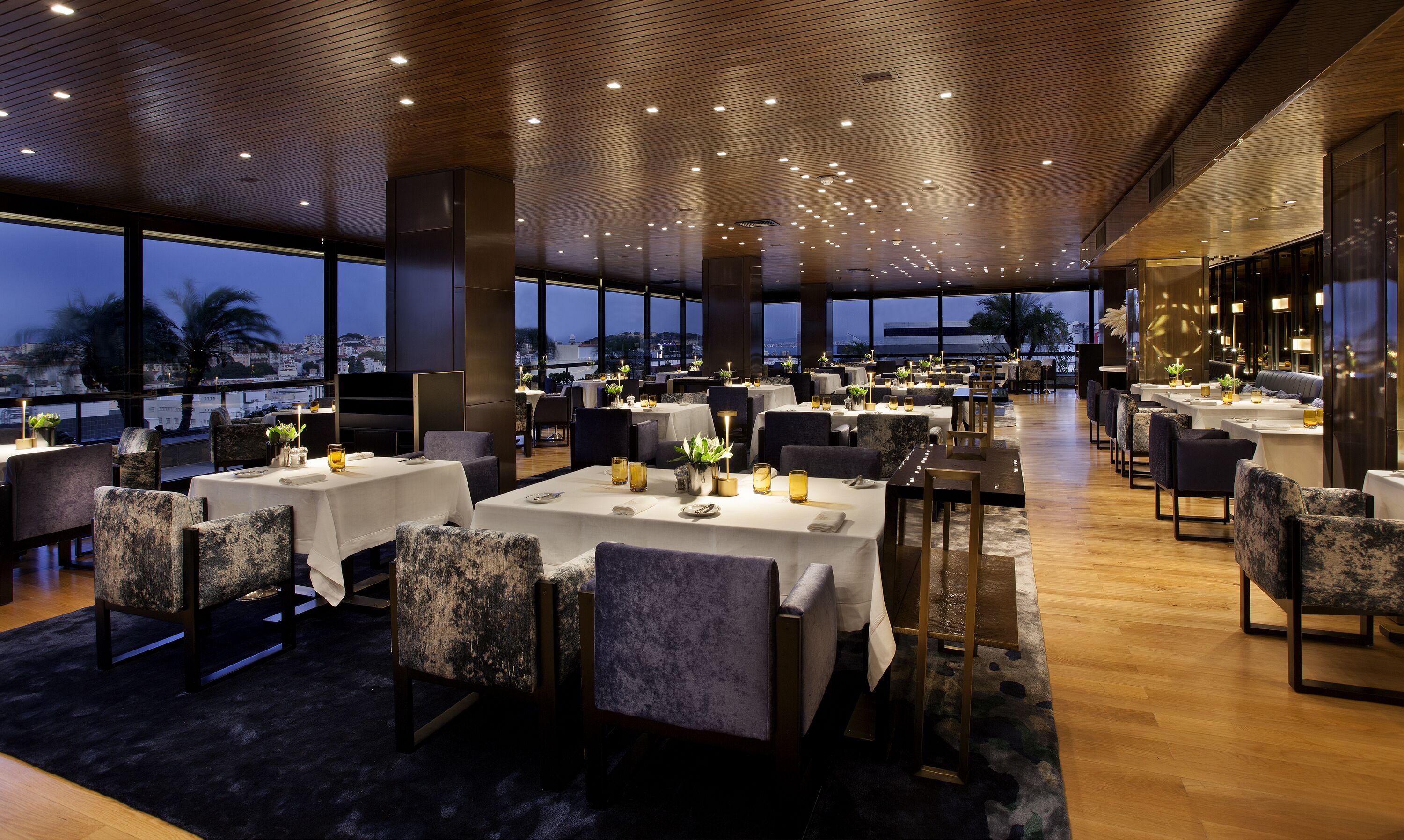 2 restaurants, lunch served