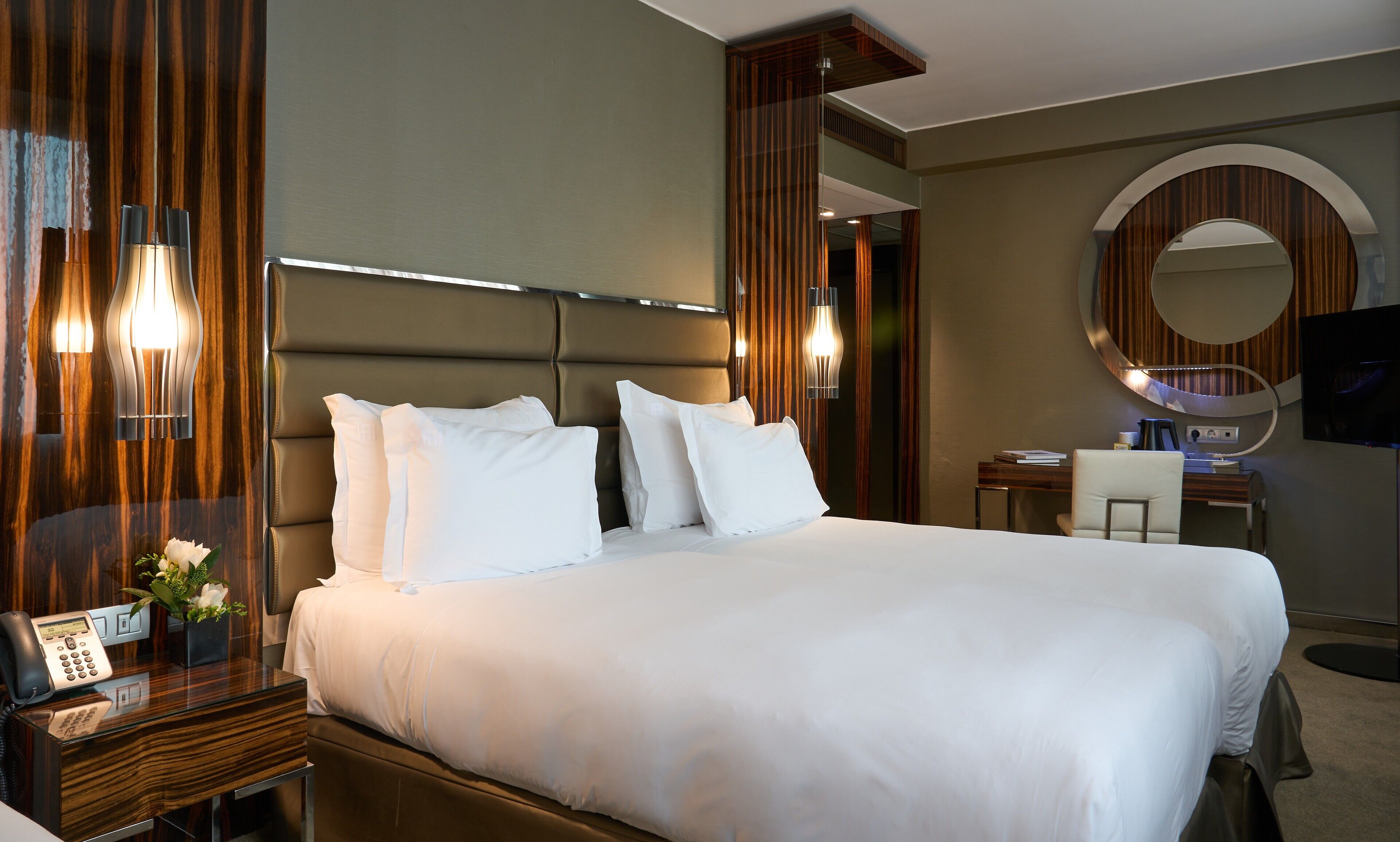 Deluxe-Dreibettzimmer | Minibar, Zimmersafe, Schreibtisch, Verdunkelungsvorhänge