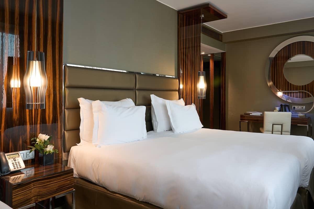 Deluxe-Dreibettzimmer | Minibar, Zimmersafe, Schreibtisch, Verdunkelungsvorhänge