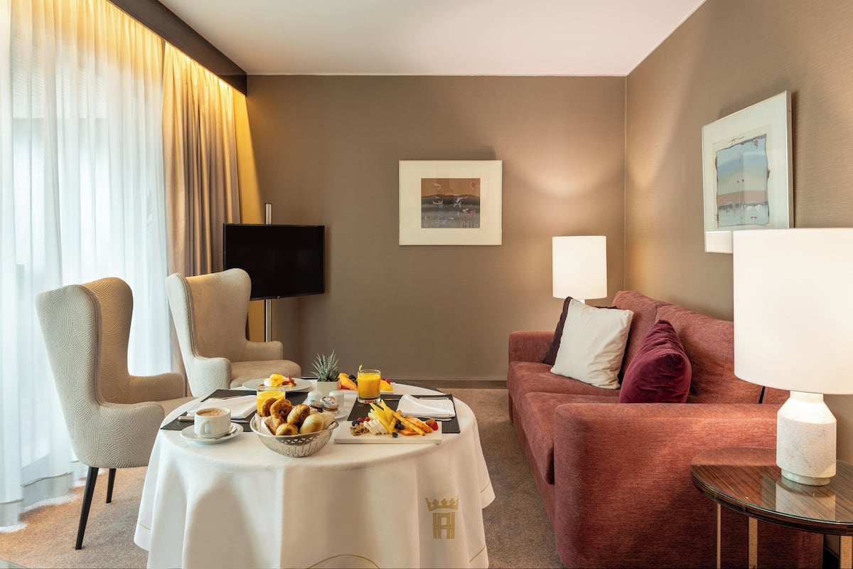 Suite | In-room dining