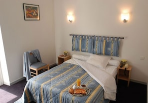 Ropa de cama de alta calidad, escritorio y cortinas blackout 