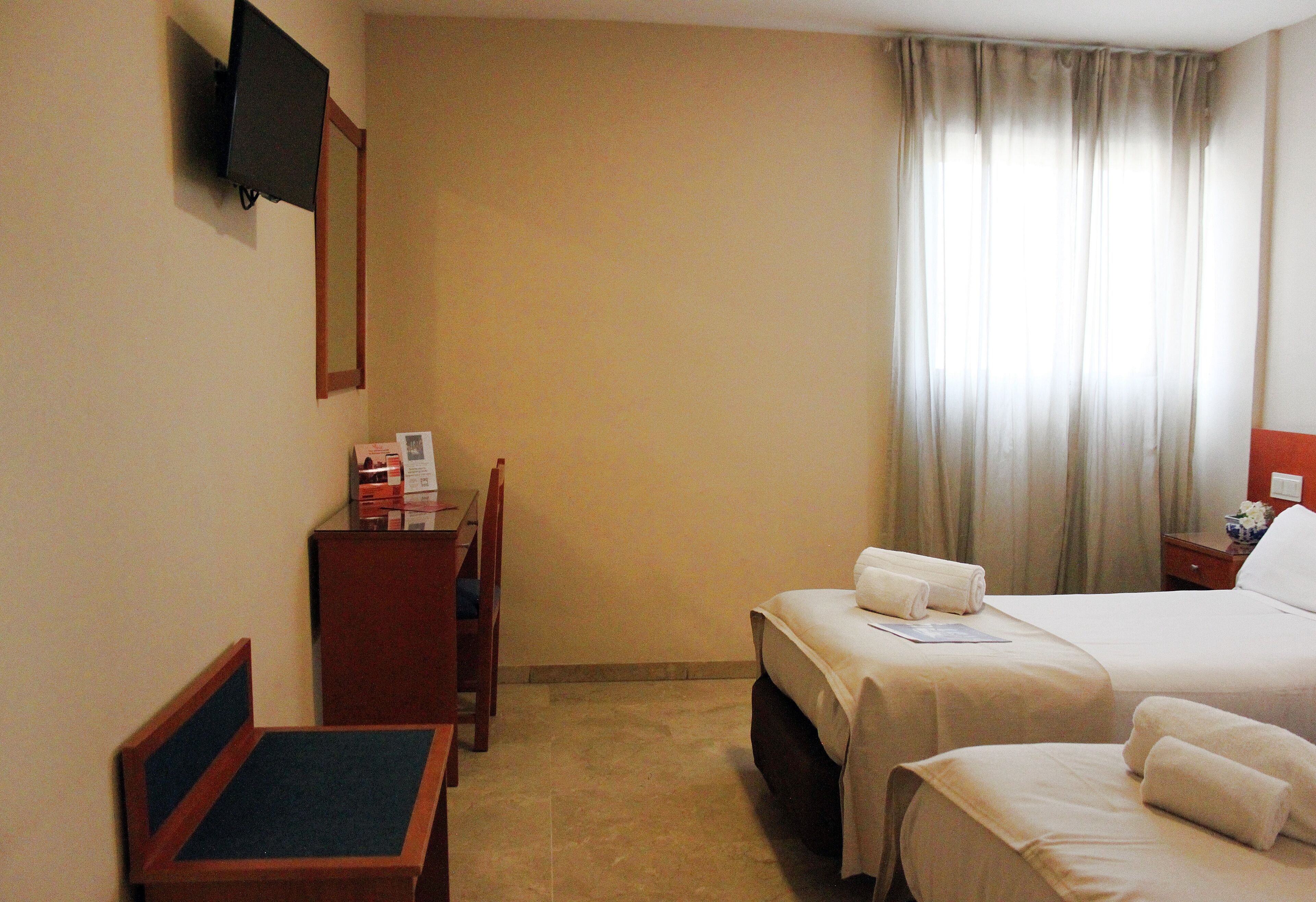 Escritorio, sistema de insonorización y wifi gratis 