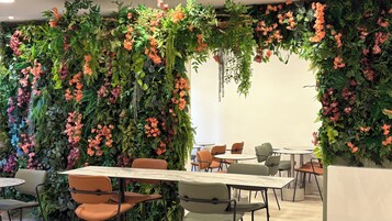 Colchones con efecto memoria, minibar y decoración personalizada