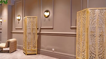 Camas con efecto memoria, minibar y decoración personalizada