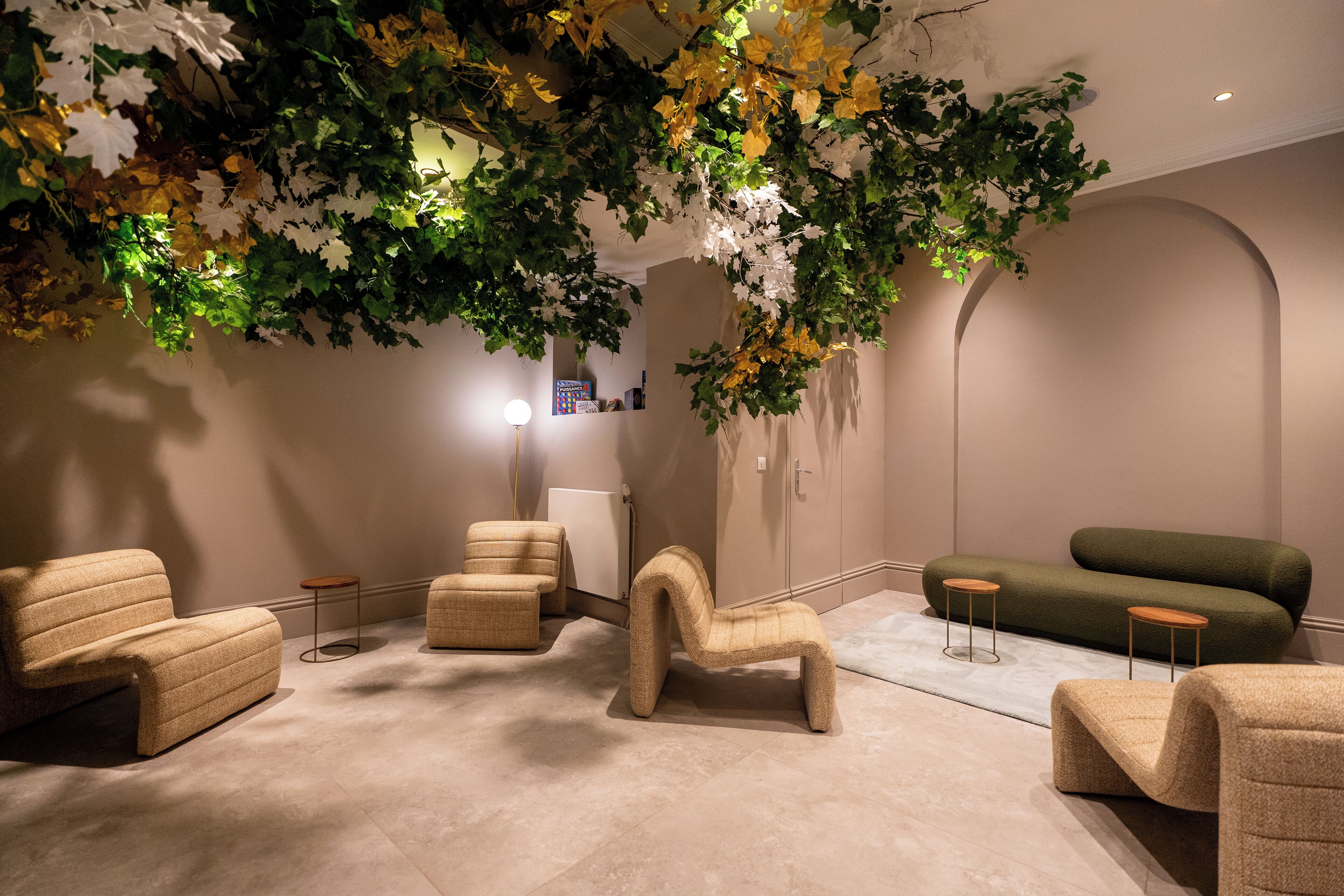 메모리폼 침대, 미니바, 각각 다른 스타일의 인테리어, 각각 다르게 가구 비치