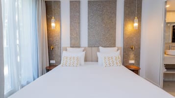 Camas con efecto memoria, minibar y decoración personalizada