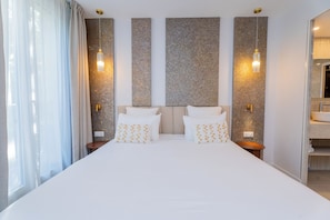 Bedden met traagschuimmatrassen, een minibar, individueel gedecoreerd