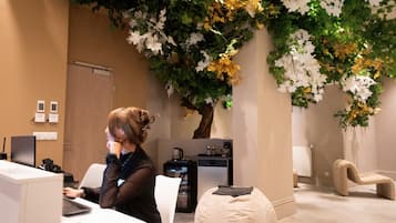 Camas con efecto memoria, minibar y decoración personalizada