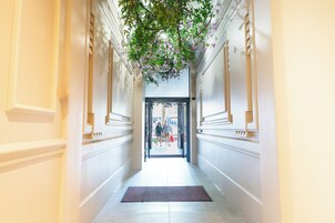 Colchones con efecto memoria, minibar y decoración personalizada