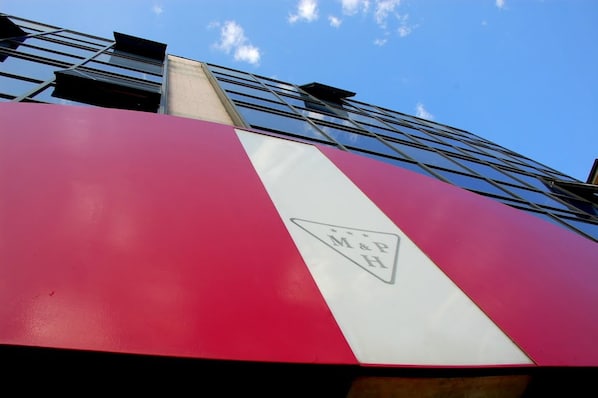 Un edificio rojo y blanco con un logotipo que dice "M&P H".