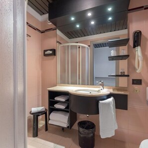 ห้องดับเบิลหรือทวิน | ห้องน้ำ | ฝักบัว, ของใช้ในห้องน้ำฟรี, ไดร์เป่าผม, โถสุข  ภัณฑ์แบบบิเดท์