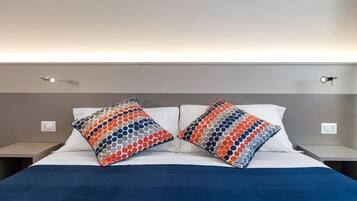 Habitación con 1 cama matrimonial o 2 individuales | Caja de seguridad en la habitación, escritorio, insonorización y cunas